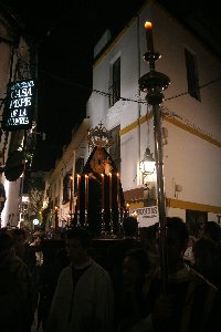 Austeridad, silencio y expectacin en la primera salida procesional de la Hermandad Universitaria