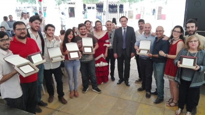 En el centro, Jos Carlos Gmez Villamandos, Alfonso Zamorano y Julia Herrera con los premiados y representantes de los Consejos de Estudiantes de los distintos centros.