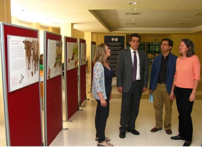 En la foto, Manuel Blzquez, Decano de la Facultad de Ciencias, Miguel Aguilar, Vicedecano, y las profesoras de Zoologa Pilar Recuerda y Paqui Castro.