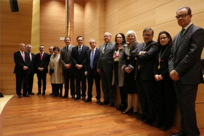 Desiderio Vaquerizo ( octavo por la izq) junto a compaeros y autoridades acadmicas