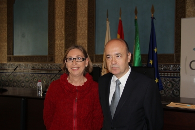 La vicerrectora de Estudiantes y Cultura, Carmen Blanco junto al profesor Joaqun Roses, minutos antes de su conferencia.