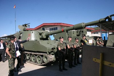 El equipo de gobierno de la Universidad visita la base de Cerro Muriano