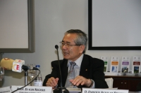 El Profesor Ei-ichi Negishi, Premio Nobel de Qumica 2010, con jvenes investigadores de la Facultad de Ciencias