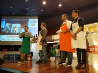 El Rectorado se llena de humor y gastronoma en el show cooking 'Canela Fina'