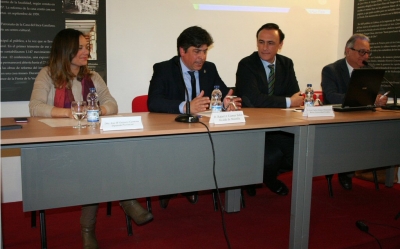 El rector, el segundo por la derecha, durante la presentacin del programa de actividades.