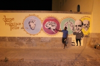 Coché Tomé posa junto al grafiti de 'Jorge Francisco Tello'