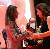 La Reina entrega la medalla a Alexandra Dubini