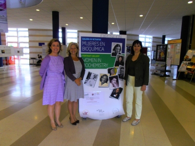 De izq.  a dcha. Maria Dolores Calzada, Carmen Galn  y  Gloria Priego ante el cartel de la exposicin. 