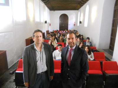 Fernando Fuentes  ( izq) y el representante de Garrigues durante la sesin de presentacin