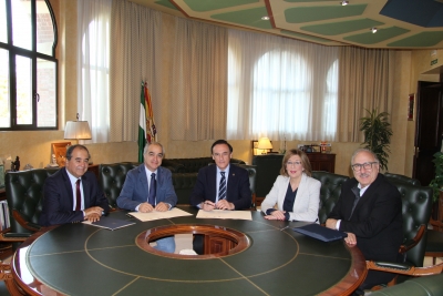 De izquierda a derecha, Bernardo Rivera, Alejandro Ceballos, José Carlos Gómez Villamandos, Julieta Mérida García y Eduardo Ramos Real, tras la firma del acuerdo.