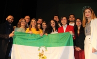 Foto de familia de autoridades y representantes estudiantiles tras recibir el premio concedido por la Junta de Andalucía