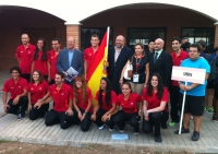 El equipo español con los representantes institucionales