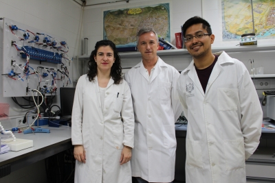 María José Aragón, Pedro Lavela y Rafael Klee, en el laboratorio.