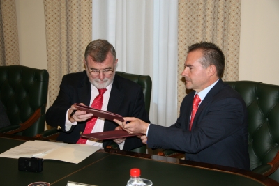 Jose Manuel Roldn (izq) y Antonio Lpez firman el convenio