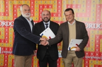 Manuel Torres, Miguel Gaona Reina y Antonio García del Moral se saludan tras la firma del acuerdo