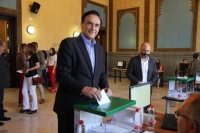 El candidato a rector, José Carlos Gómez Villamandos, en el momento de depositar su voto.