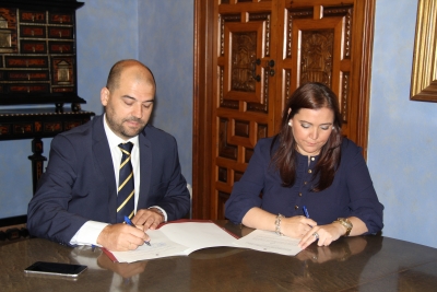 Enrique Quesada y Ana Mara Carrillo, durante la firma del acuerdo.