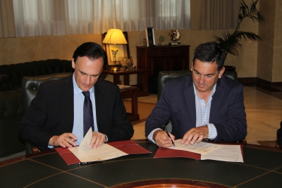 Jos Carlos Gmez Villamandos y Gerardo Ortega Polo durante la firma del convenio 