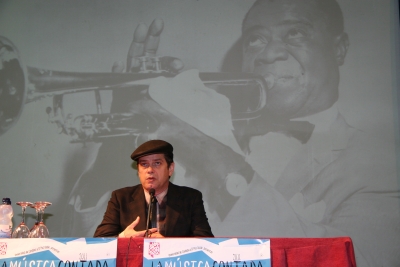 El cantante Santiago Ausern recuerda a Louis Armstrong en La Msica Contada