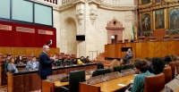 El presidente del Parlamento Andaluz se dirige al alumnado del Máster. 