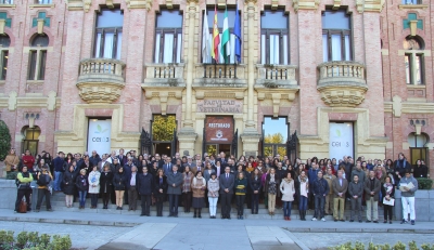 Autoridades acadmicas y personal del de la Universidad de Crdoba en la concentracin celebrada en el Rectorado.