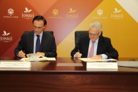 José Carlos Gómez Villamandos y Juan Cano Ruano en el momento de la firma del convenio