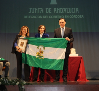 Jos Carlos Gmez Villamandos y Mara Rosal recogen el premio a la Unidad de Igualdad de manos de la consejera de Cultura de la Junta.