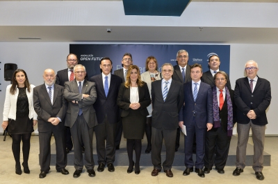 La presidenta Susana Daz ( en el centro) con los rectores y otras autoridades de la Junta