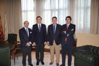  Rafael Blanco ( tercero por la izquierda) y miembros de su directiva  con el rector Jose Carlos Gmez ( segundo por la izq)