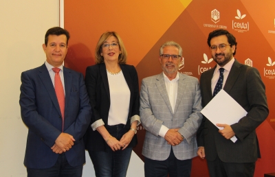 De izquierda a derecha, Justo Castao, Julieta Mrida, Manuel Pineda y lvaro Granados del Ro, tras la firma del acuerdo.