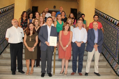 Foto de familia del equipo de direccin junto a representantes del SEPA
