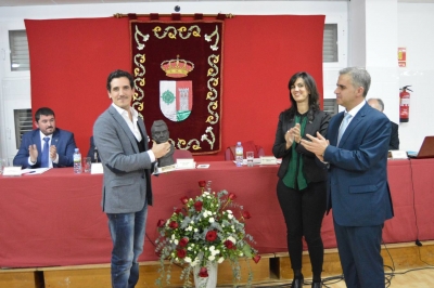 Carlos Mara Collantes recoge el premio de manos del alcalde del municipio pacense de Campanario