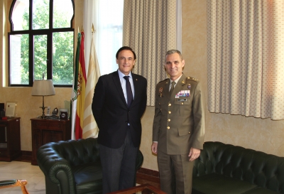 De izquierda a derecha, José Carlos Gómez Villamandos y el general Lázaro