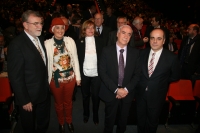 Autoridades universitarias y premiados minutos antes de comenzar el acto