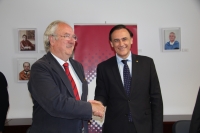 De izquierda a derecha, Mariano Barroso y José Carlos Gómez Villamandos, tras la firma del acuerdo