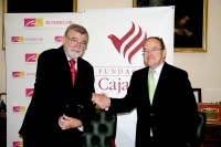 El rector, José Manuel Roldán, y el presidente de la Fundación CajaSur, José Carlos Pla, estrechan sus manos tras la firma del convenio 