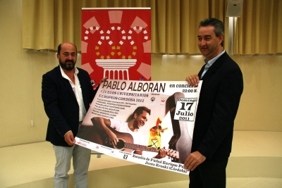 Manuel Torres y Antonio Cao posan con el cartel anunciador del concierto