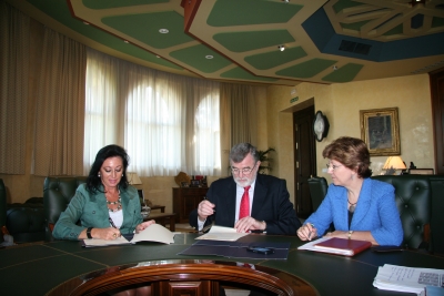 M Dolores Jimnez y Jos Manuel Roldn firman el acuerdo ante la mirada de la secretaria general de la UCO, Julia Angulo