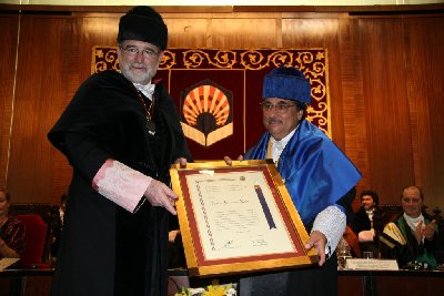El ex-rector Eugenio Domnguez recibe la medalla de oro de la Universidad de Crdoba de manos del rector Jos Manuel Roldn Nogueras