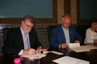Jose Manuel Roldán (izq) y Francisco Casero firman el convenio