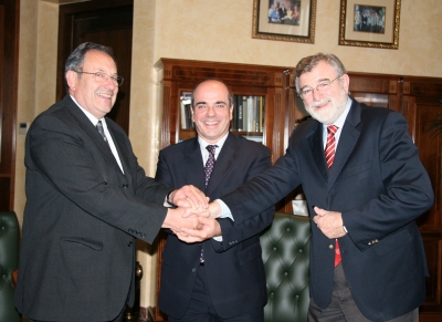 De izquierda a derecha, Segio Lavanchy, Francisco Triguero y José Manuel Roldán se saludan tras la firma del convenio