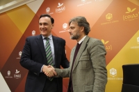 José Carlos Gómez Villamandos y José Fiscal, durante la firma del convenio.