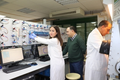 La investigadora de la UCO Marta Cabello junto a sus compañeros de equipo en el laboratorio
