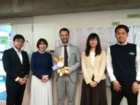 En el centro, el director de la Oficina de Relaciones Internacionales con representantes de universidades japonesas