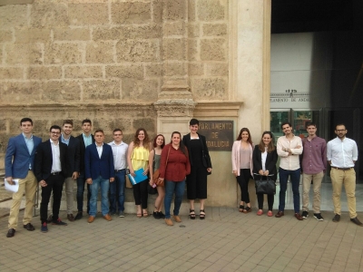 Integrantes del Laboratorio Jurdico a las puertas del Parlamento de Andaluca