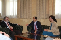 El rector, José Manuel Roldán, conversa con el alcalde, José Antonio Nieto y la presidenta de la Diputación, Mª Luisa Ceballos
