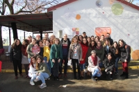 Foto de familia de autoridades , personal del Área de Cooperación y Solidaridad, y alumnos del centro
