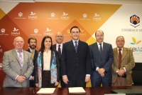 Mª Jesús Almazor y José Carlos Gómez Villamando, junto a representantes de la Universidad y Telefónica, tras la firma del contrato