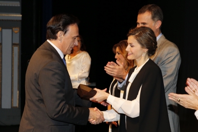 Jos Carlos Gmez Villamandos recibe el premio  de manos de los Reyes 