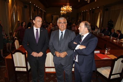 José Carlos Gómez Villamandos, Antonio Ramírez de Arellano y Francisco Luis Córdoba conversan antes del comienzo del pleno extraordinario.